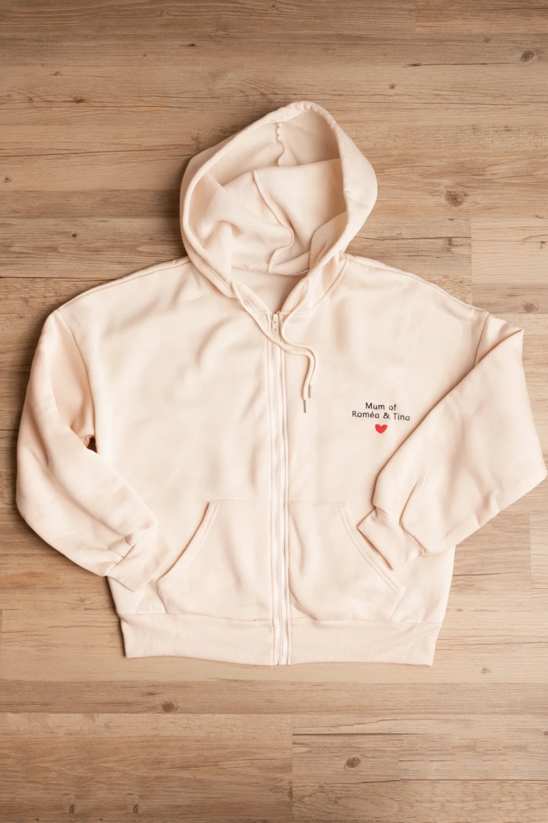 Veste à capuche beige avec broderie