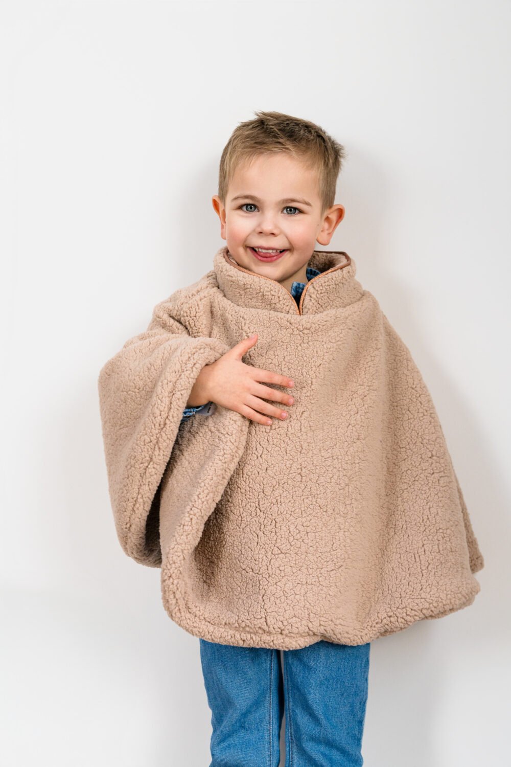 Poncho moumoute beige liseré cuivré