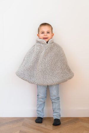 Poncho moumoute grise liseré argenté