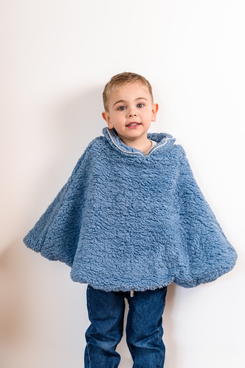 Poncho moumoute bleu liseré argenté – Image 3