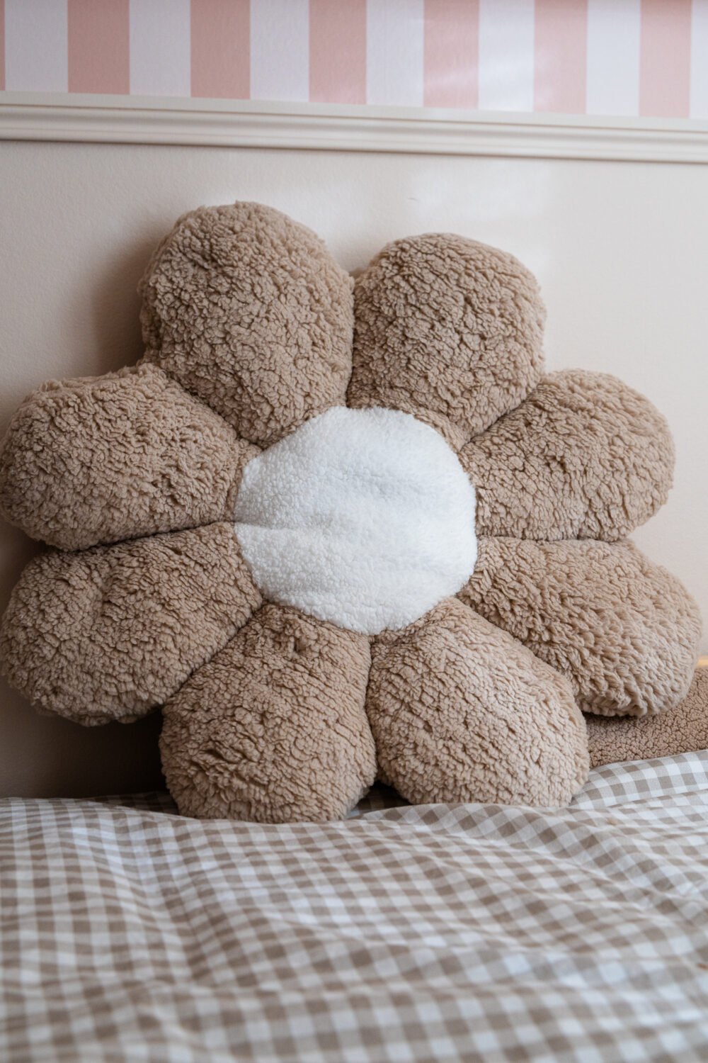 Coussin fleur beige coeur blanc et rose – Image 2