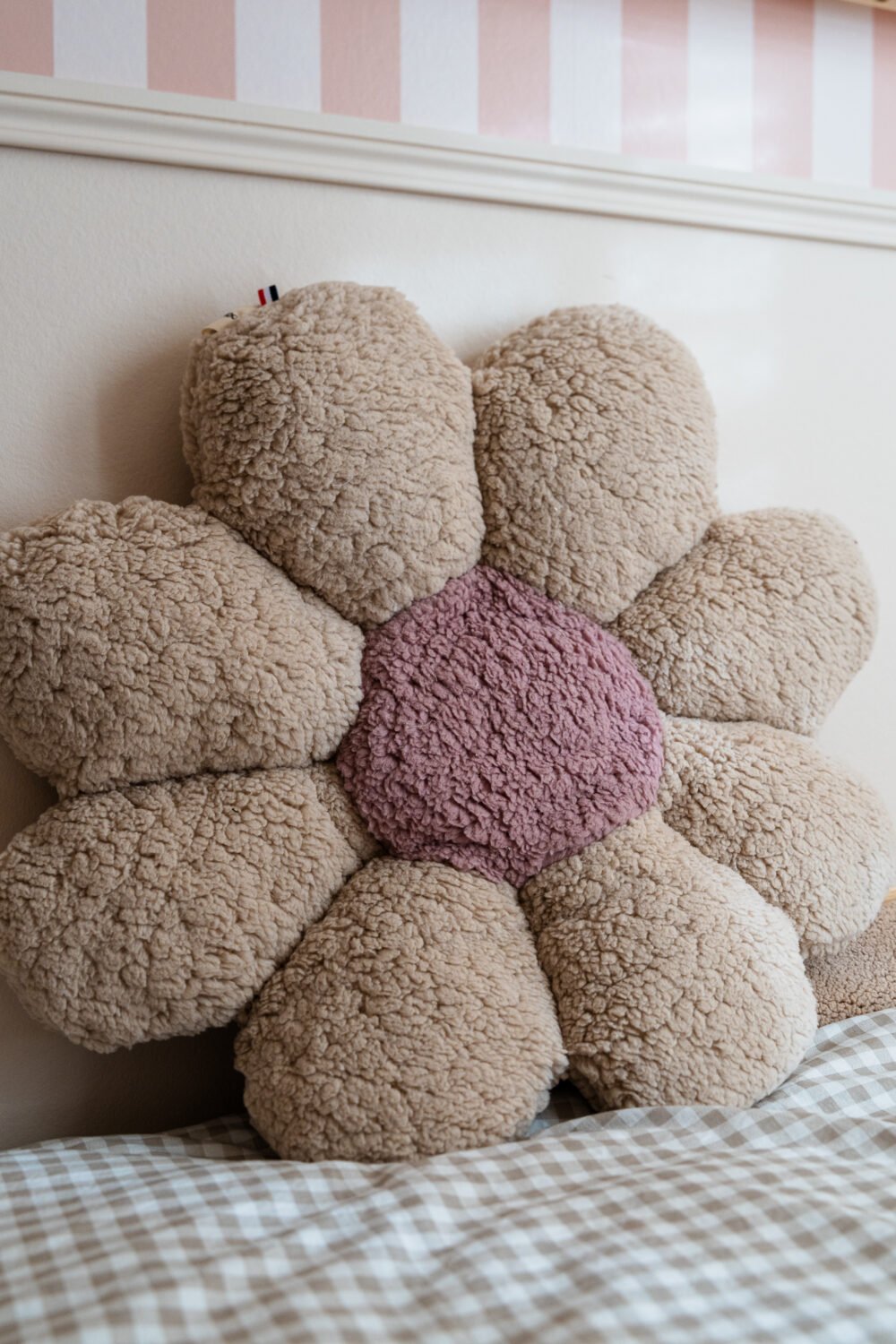 Coussin fleur beige coeur blanc et rose