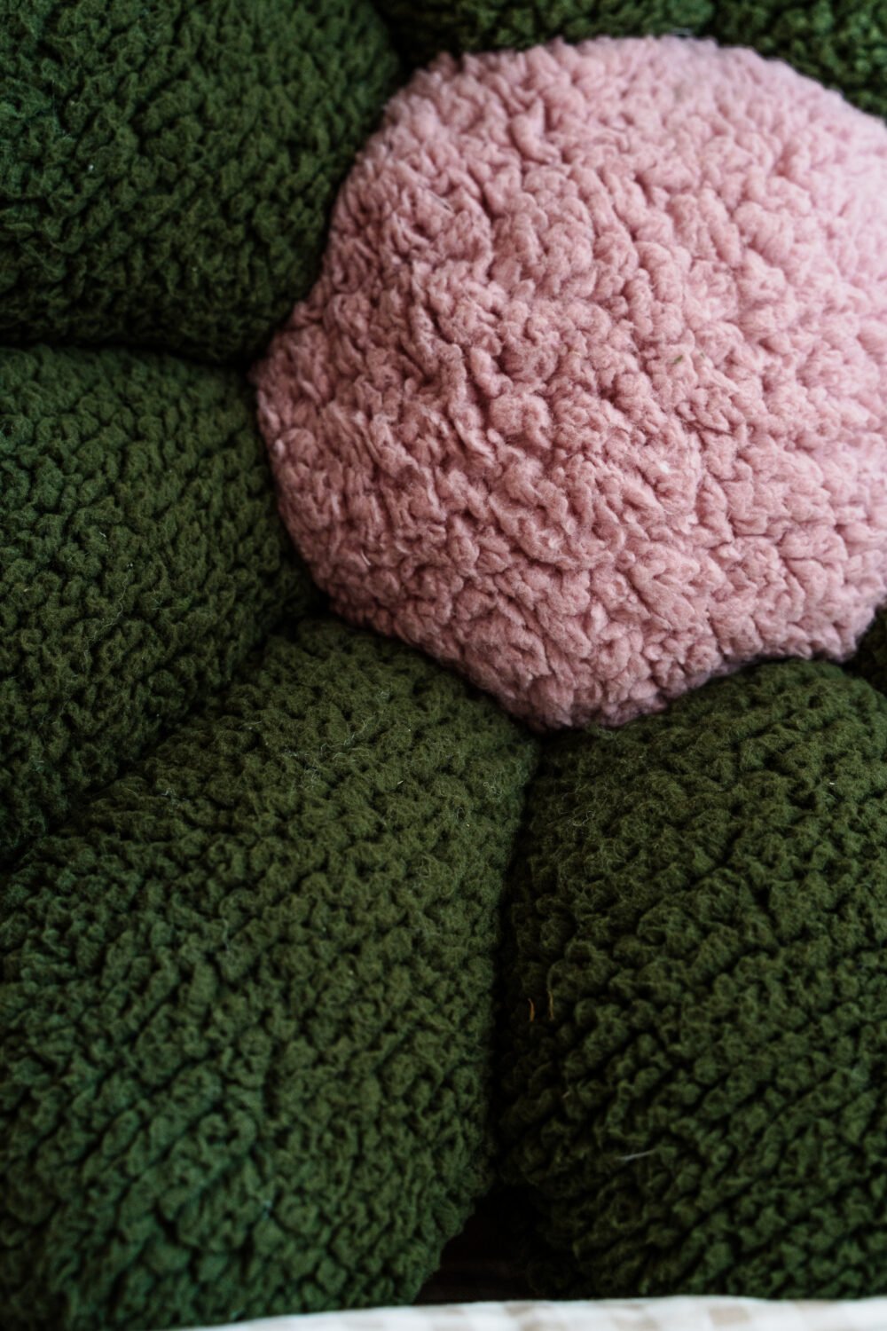 Coussin fleur kaki et rose – Image 2