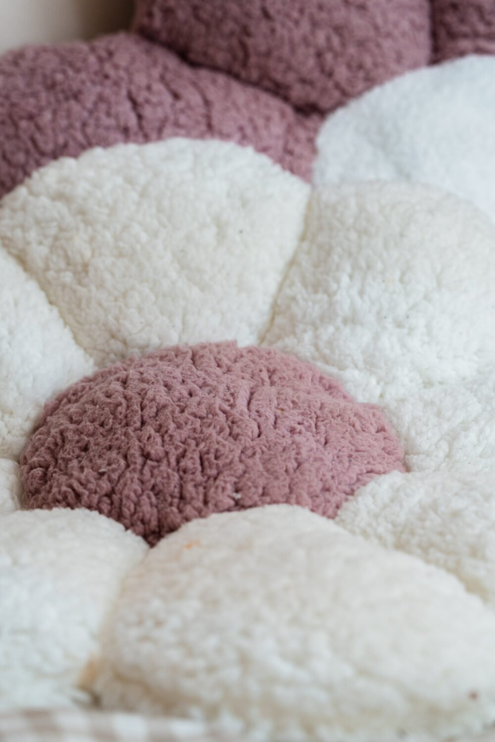 Coussin fleur blanc et rose – Image 2