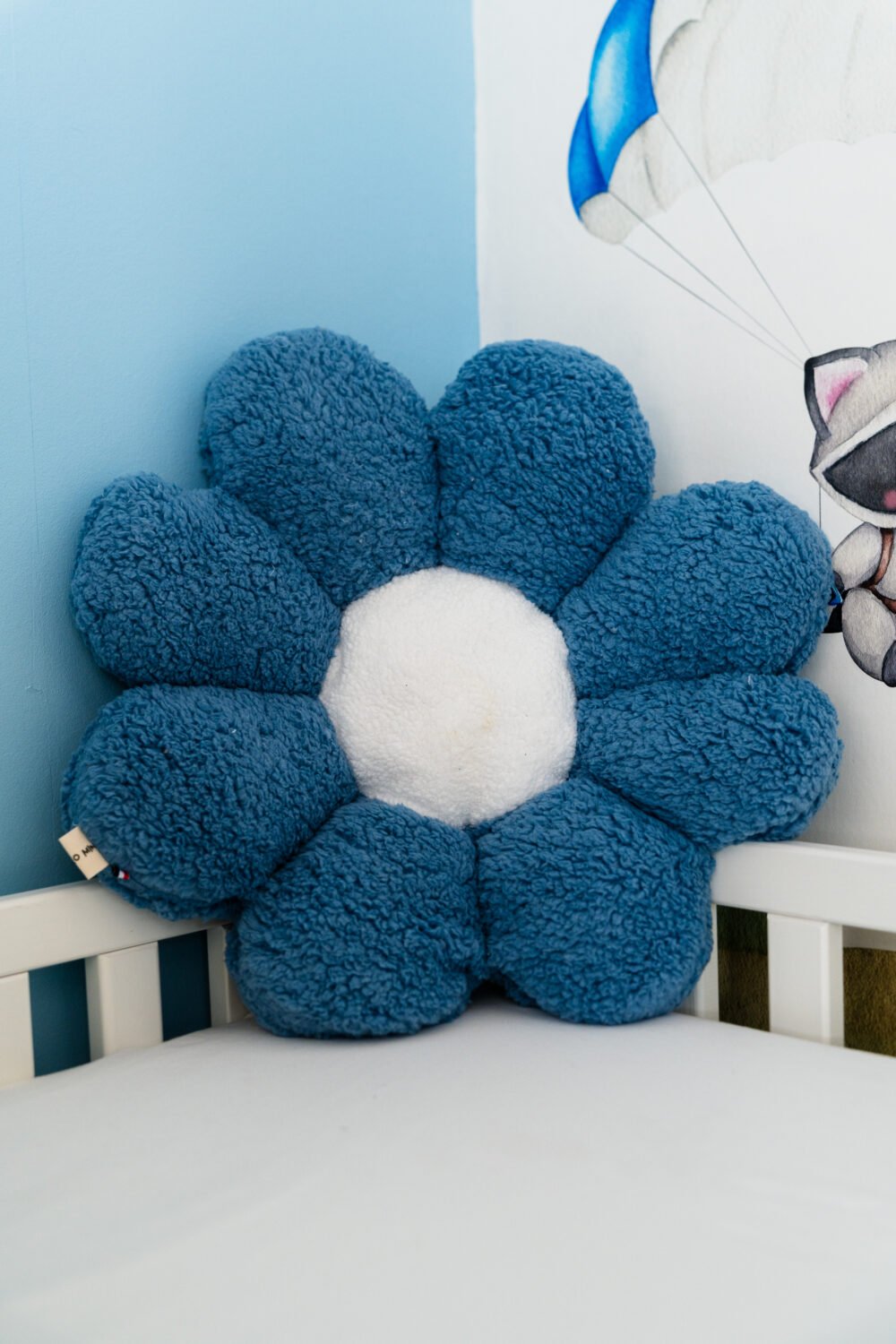 Coussin fleur bleu coeur blanc et beige
