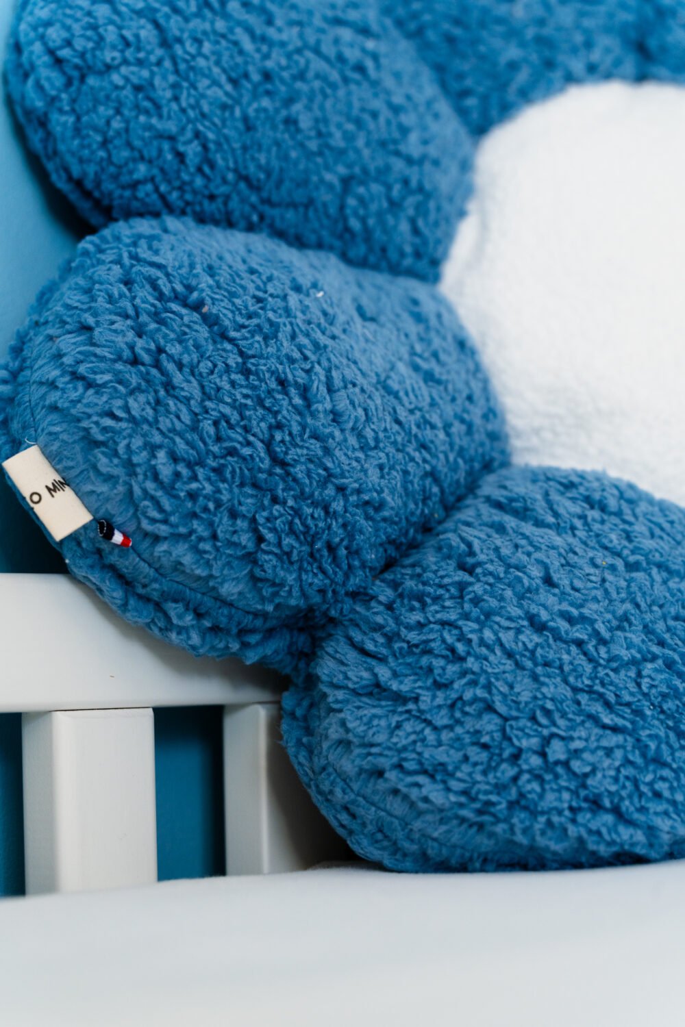 Coussin fleur bleu et blanc – Image 2