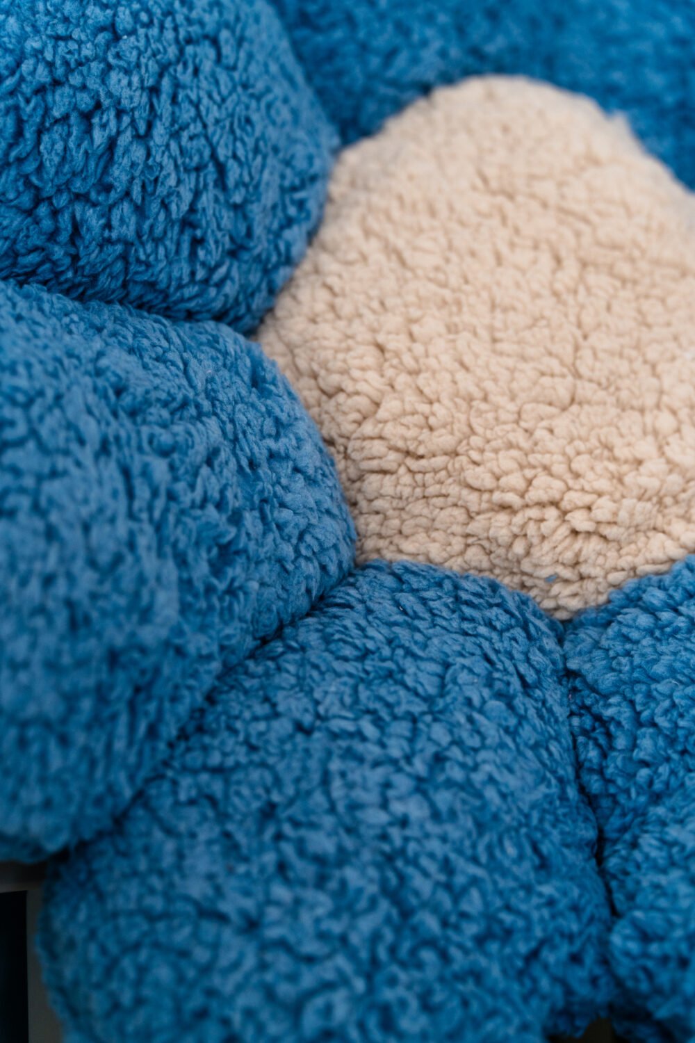 Coussin fleur bleu et beige – Image 2