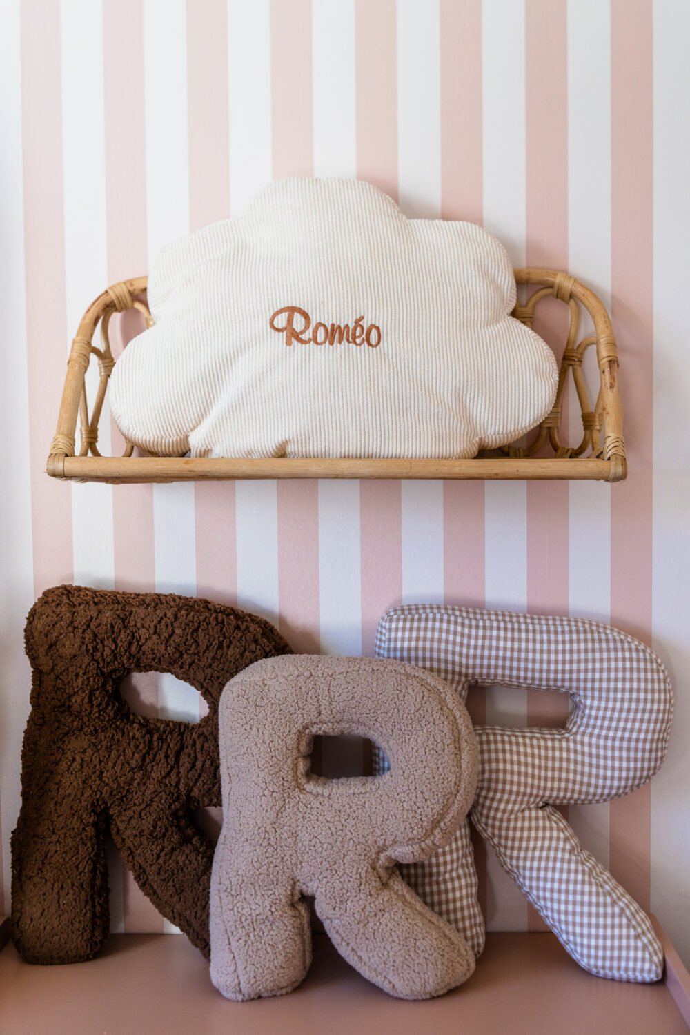 Coussin lettre "R" moumoute beige
