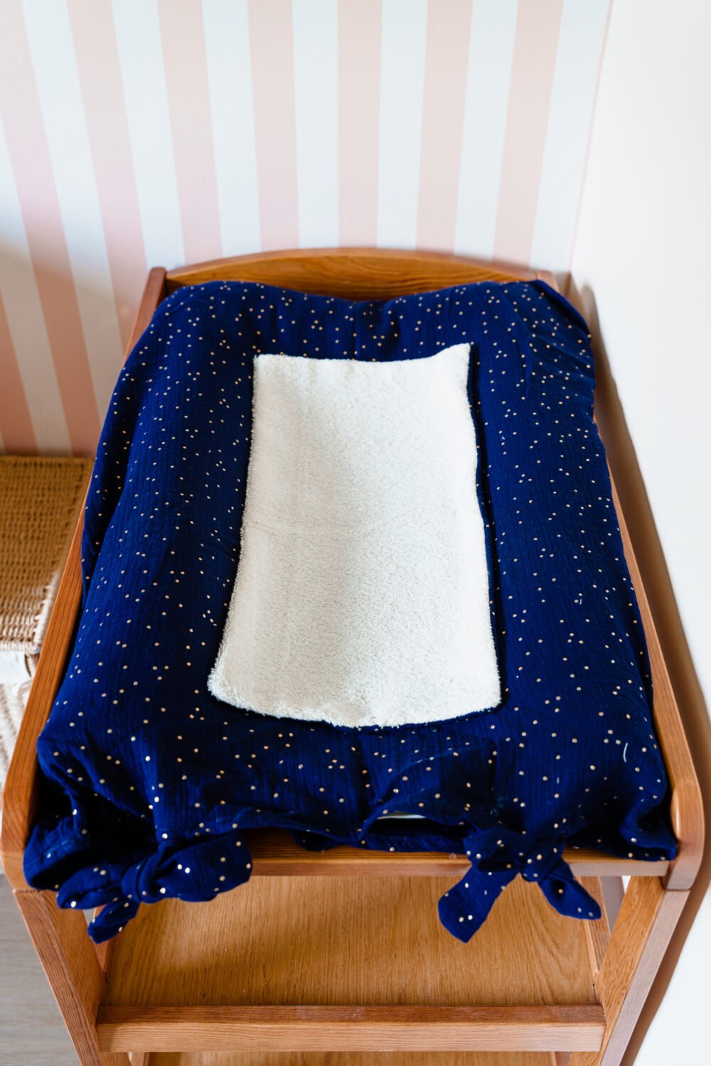 Housse matelas à langer marine pois doré – Image 3