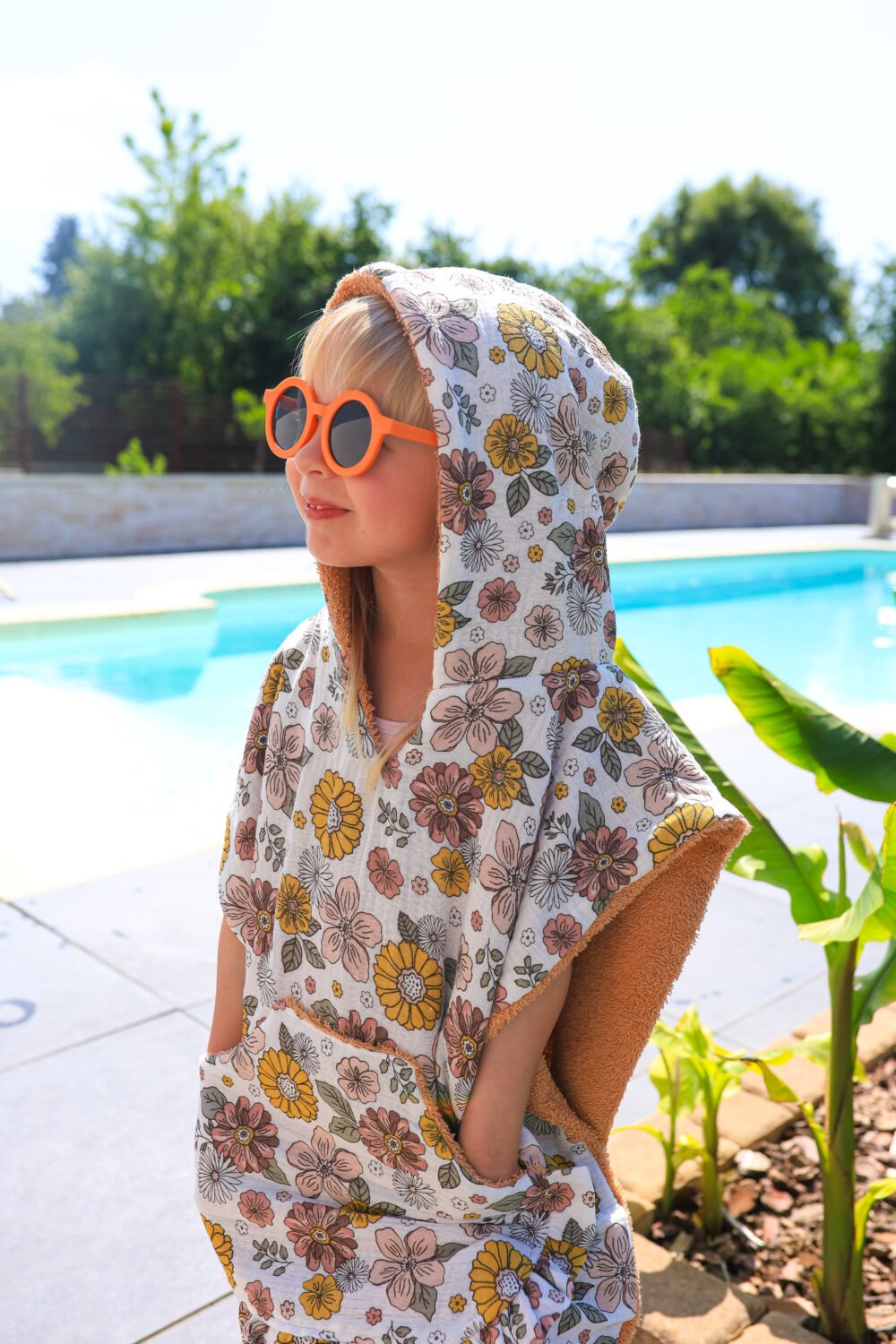 Poncho de bain grosses fleurs et froufrous – Image 2