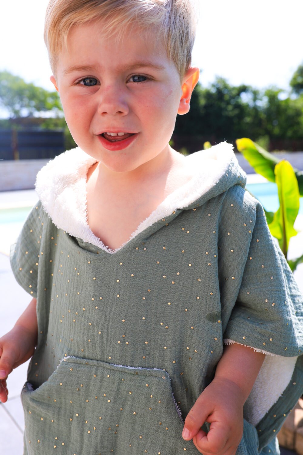 Poncho de bain vert pois doré – Image 5