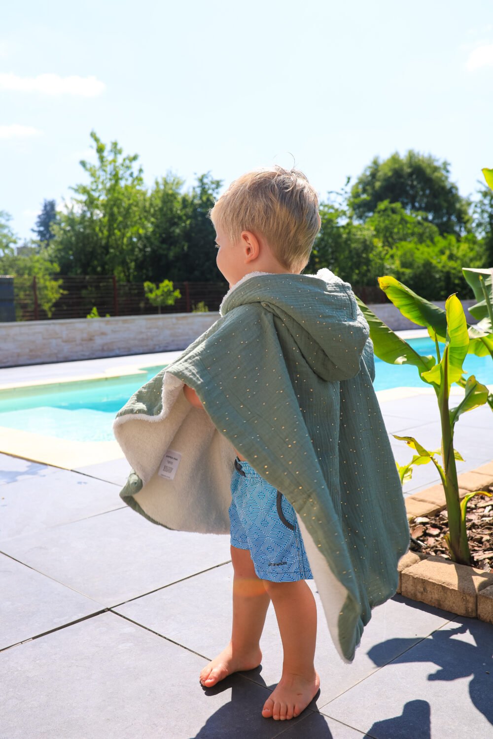 Poncho de bain vert pois doré – Image 3