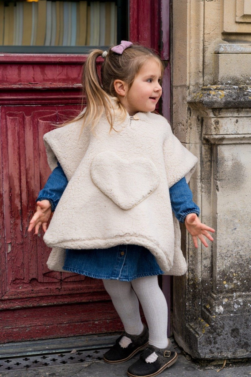 Poncho poche coeur moumoute écru