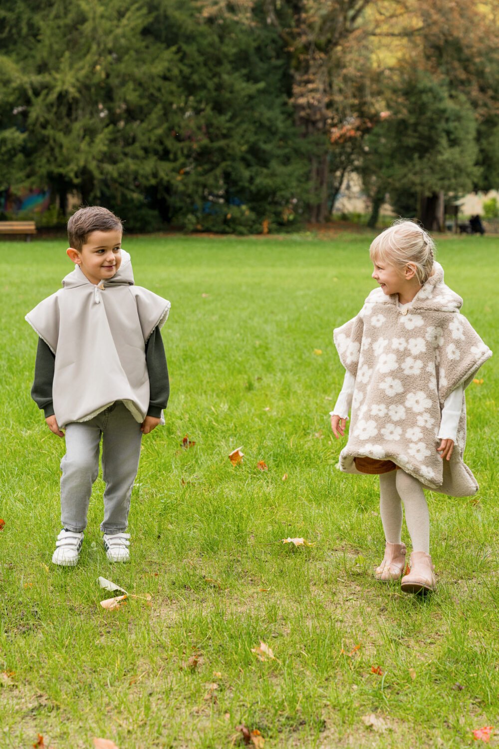 Poncho fleurs blanche – Image 3