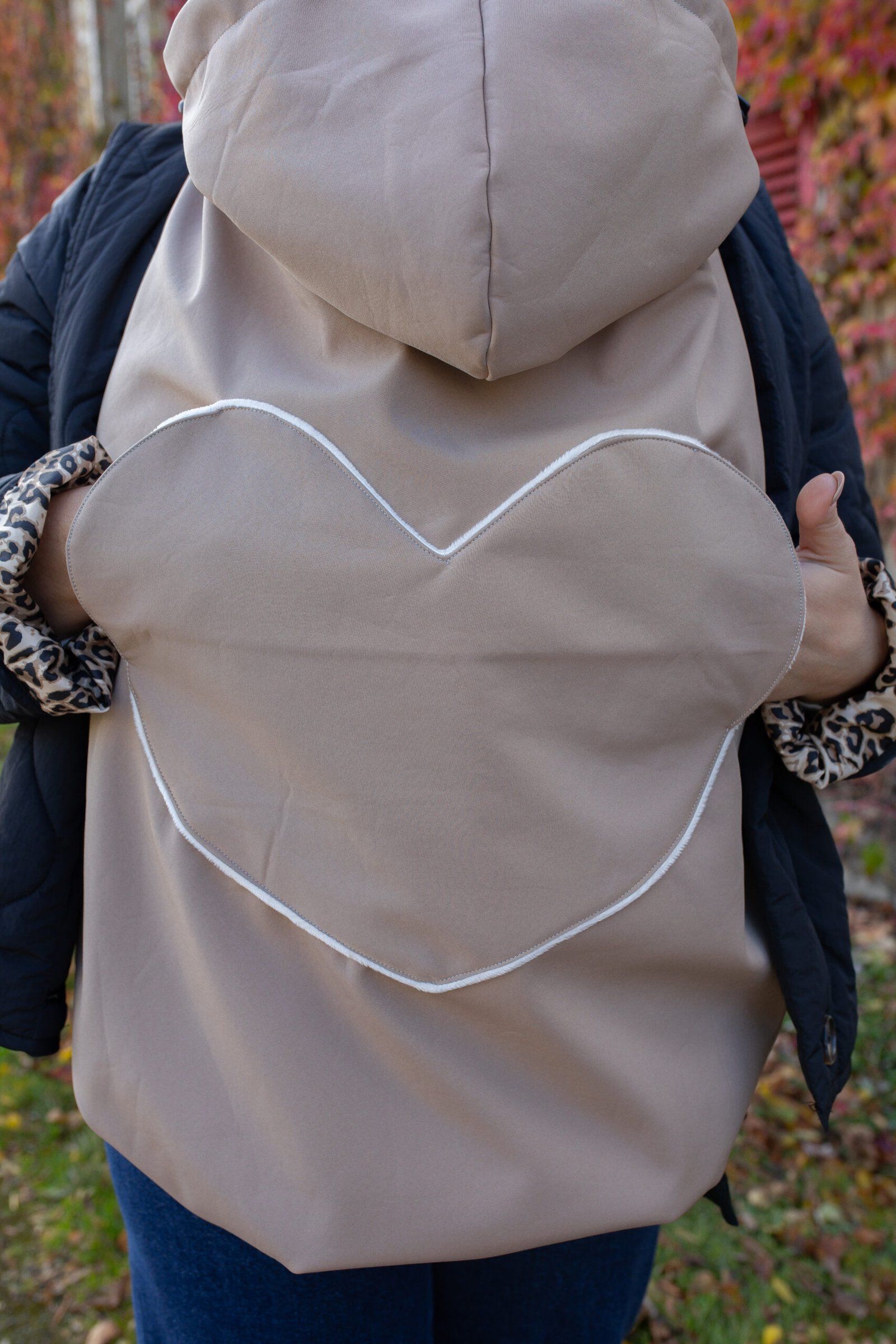 Couverture de portage poche coeur imperméable camel – Image 2