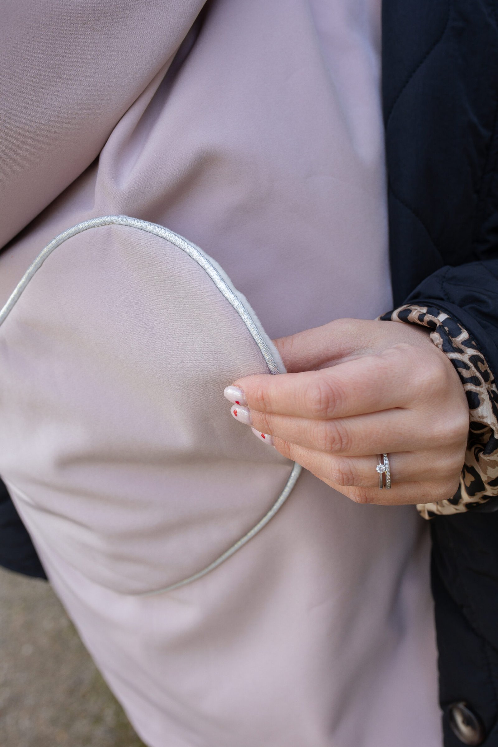 Couverture de portage imperméable rose liseré argenté – Image 2