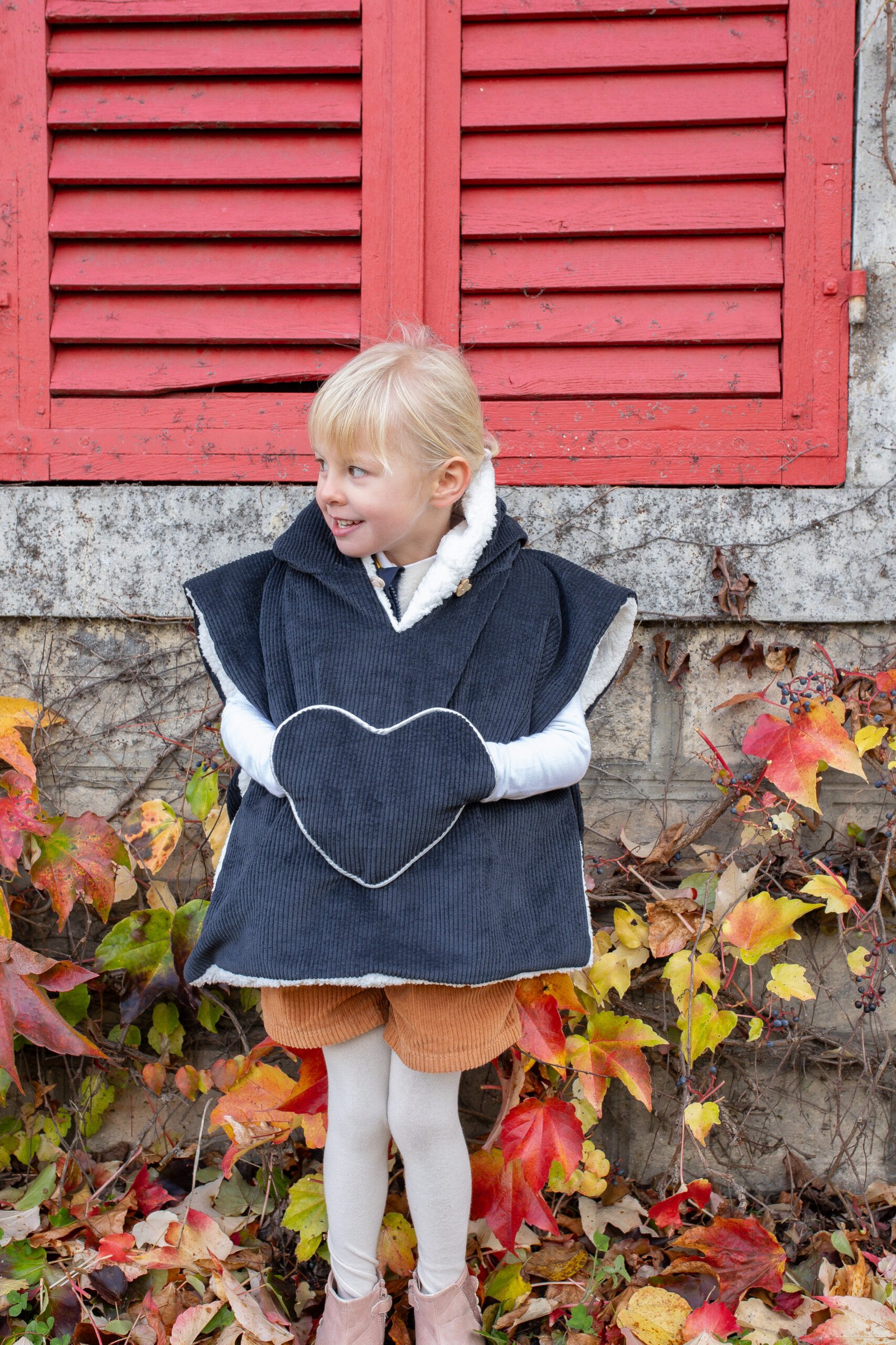 Poncho poche coeur velours noir – Image 4