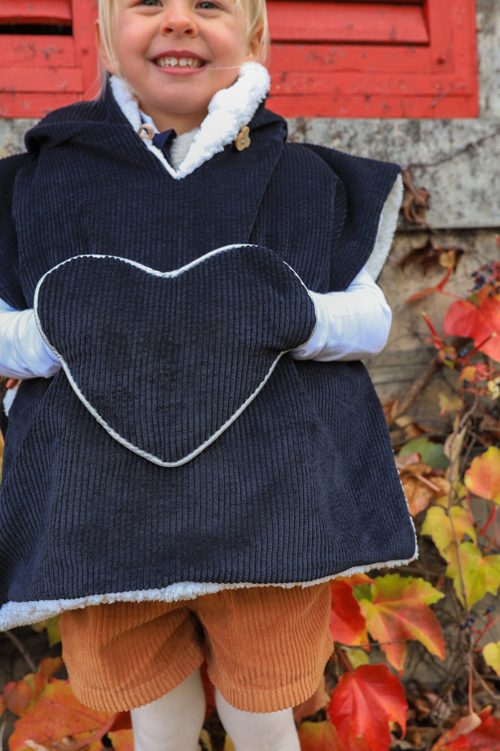 Poncho poche coeur velours noir – Image 3