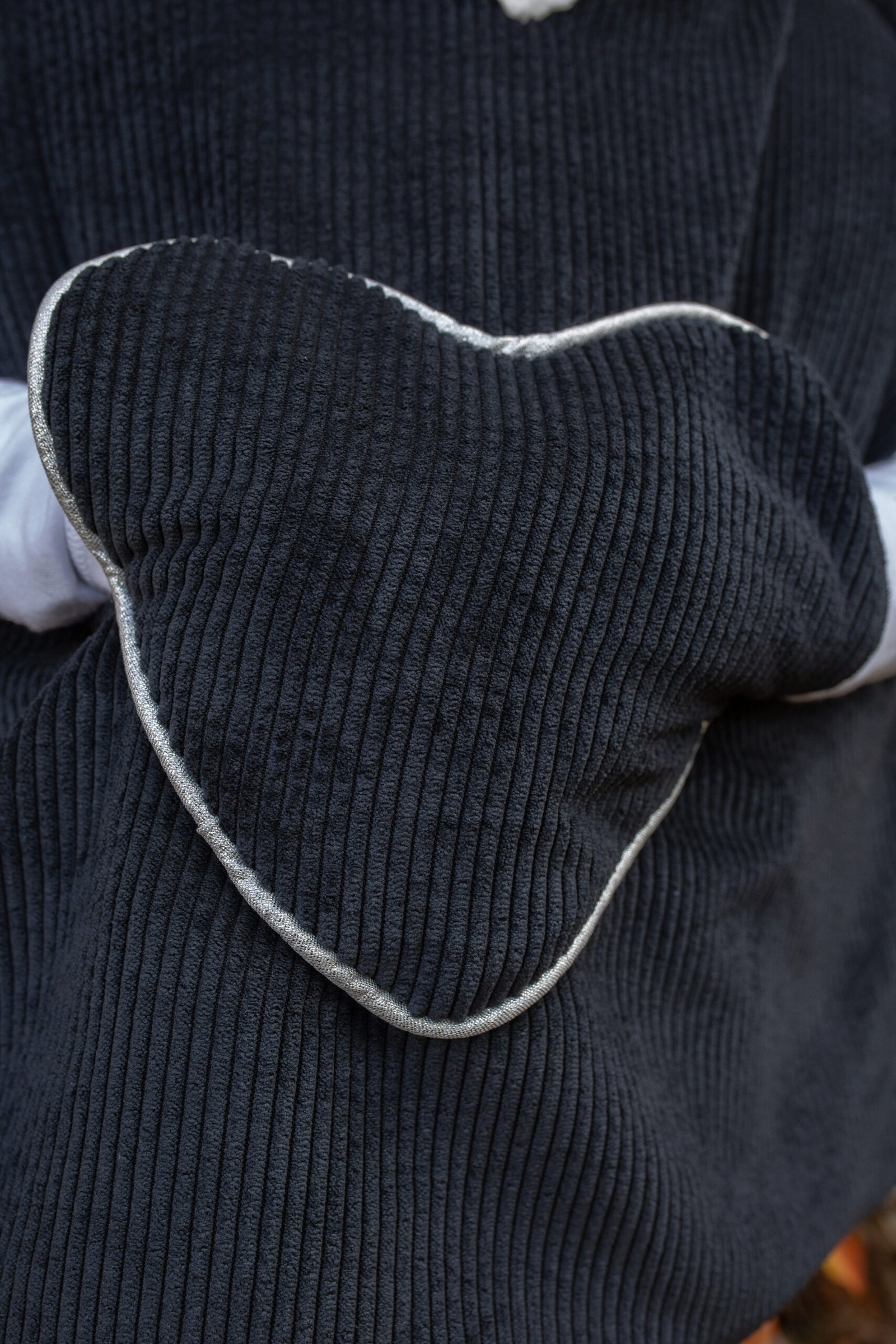 Poncho poche coeur velours noir – Image 2