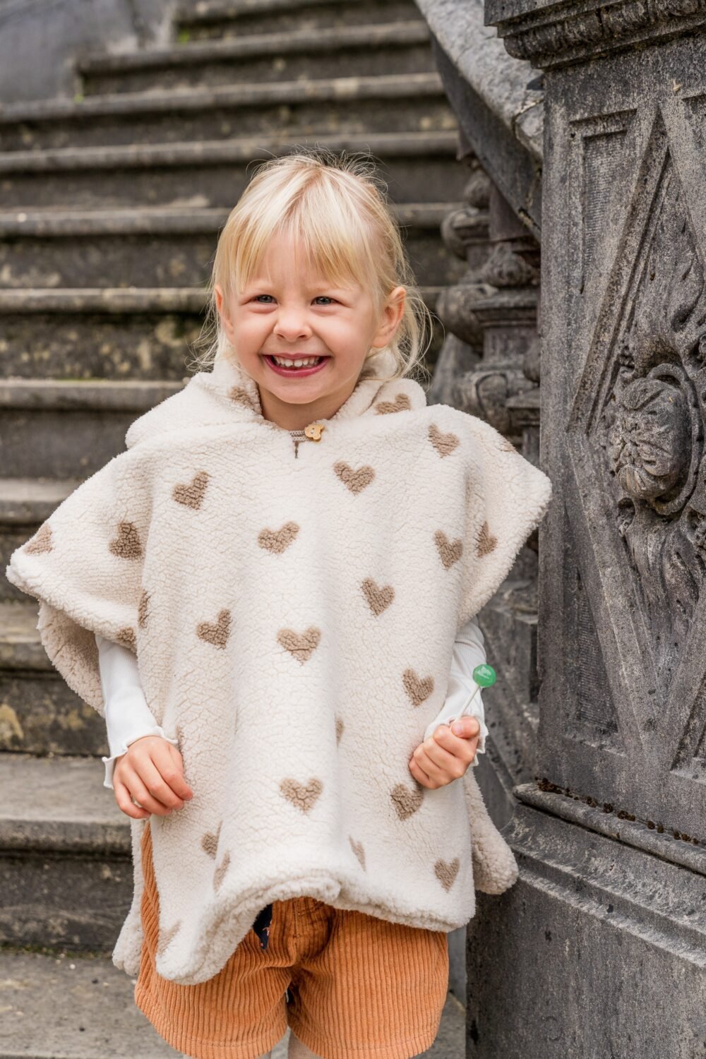 Poncho moumoute coeur taupe – Image 2
