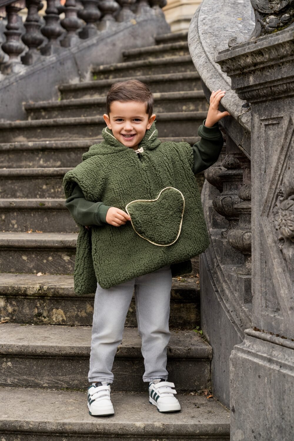 Poncho poche coeur moumoute kaki – Image 3