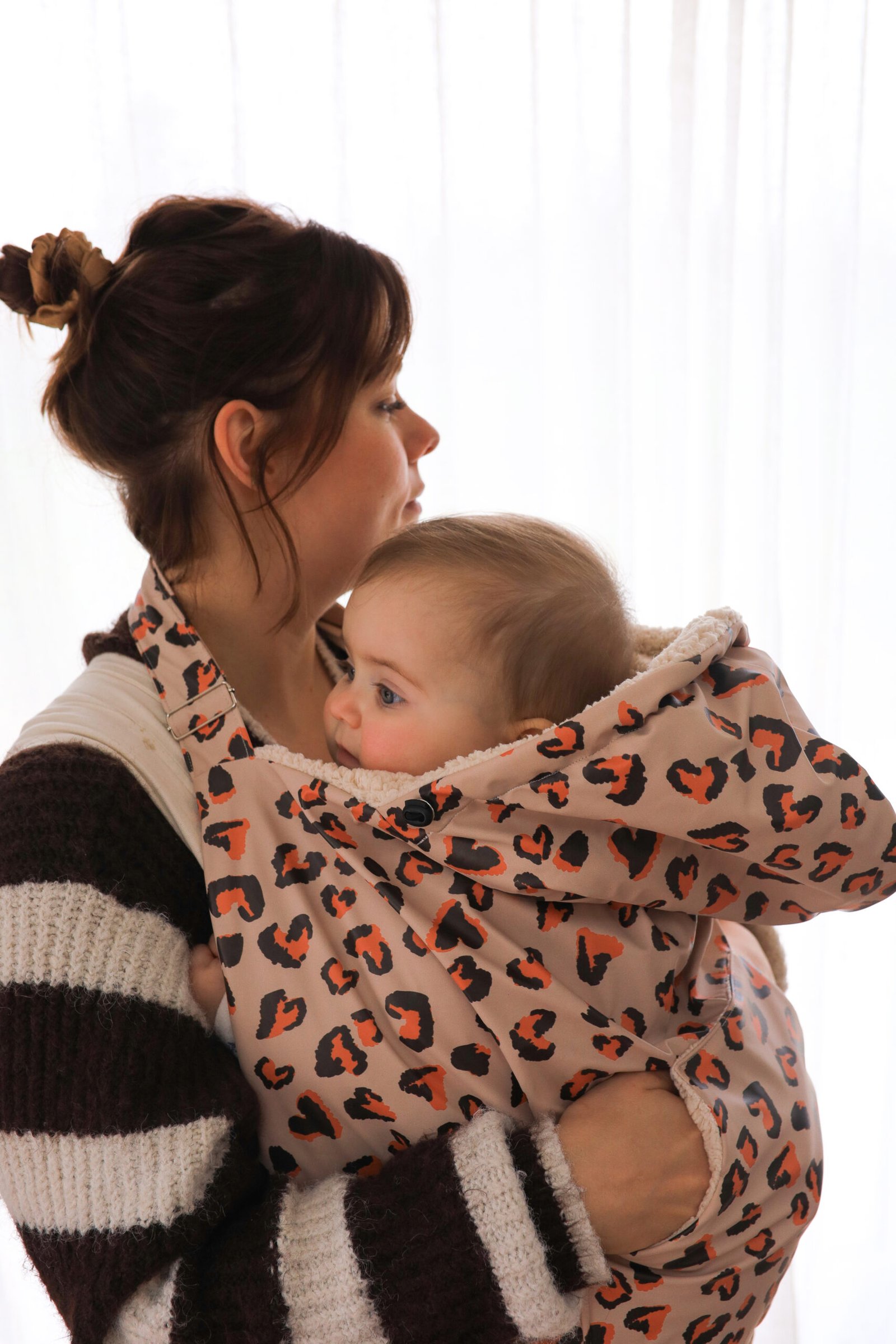 Couverture de portage imperméable léopard coeur – Image 3