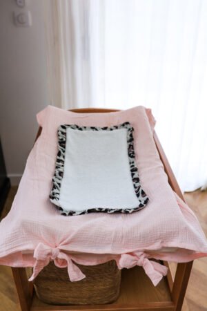 Housse matelas à langer froufrou rose/ léopard