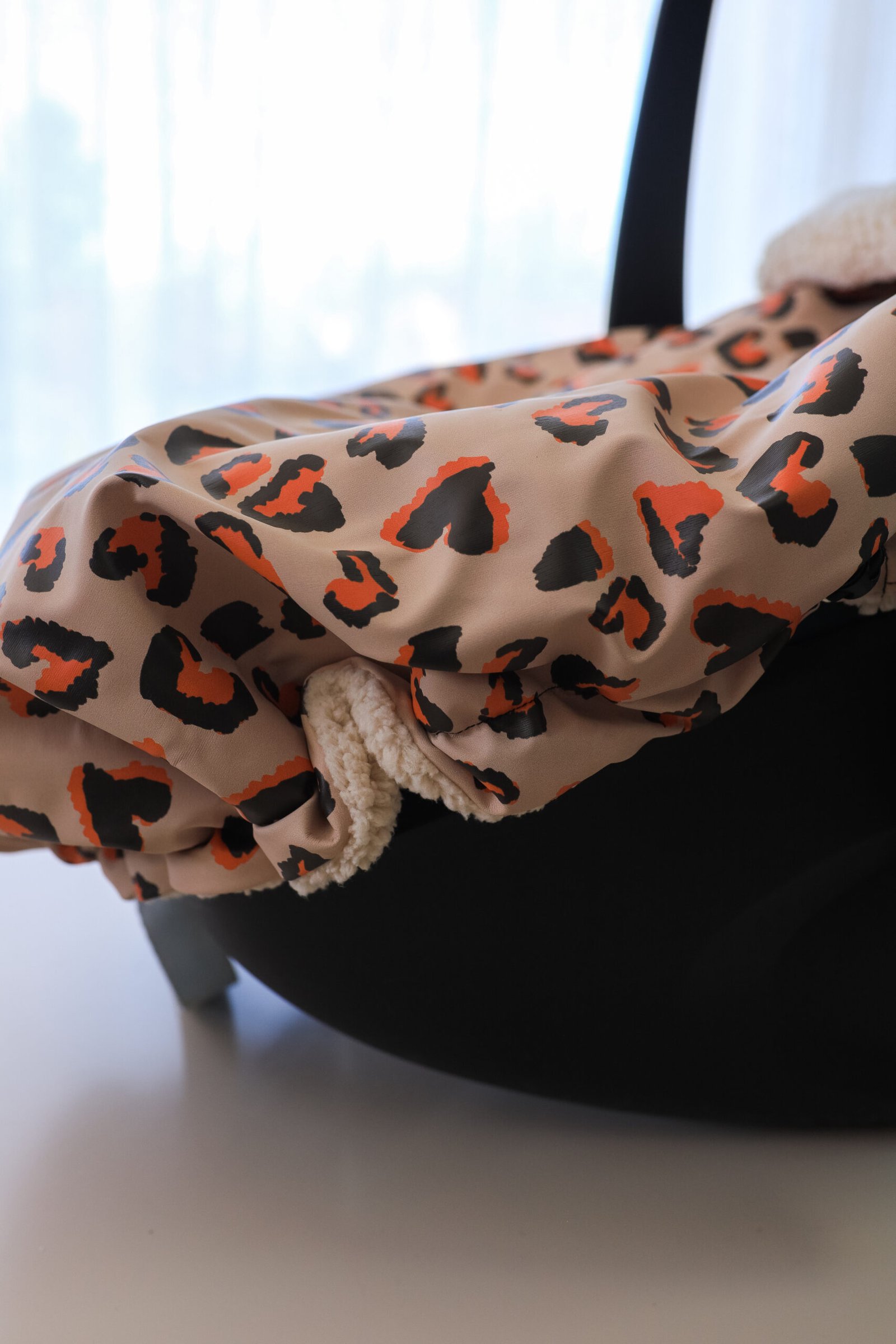 Couverture de cosy imperméable léopard coeur – Image 4