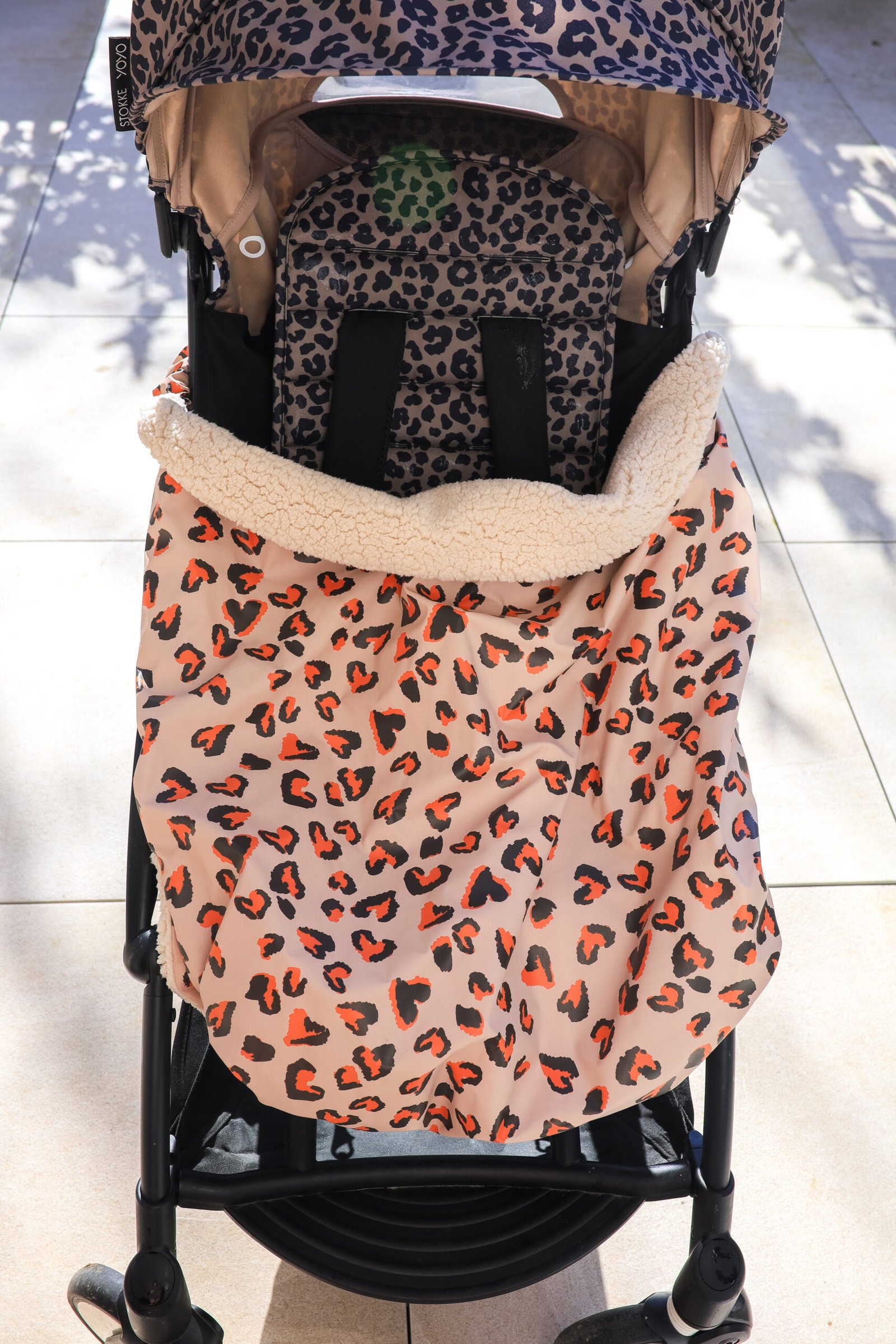 Couverture de cosy imperméable léopard coeur – Image 2