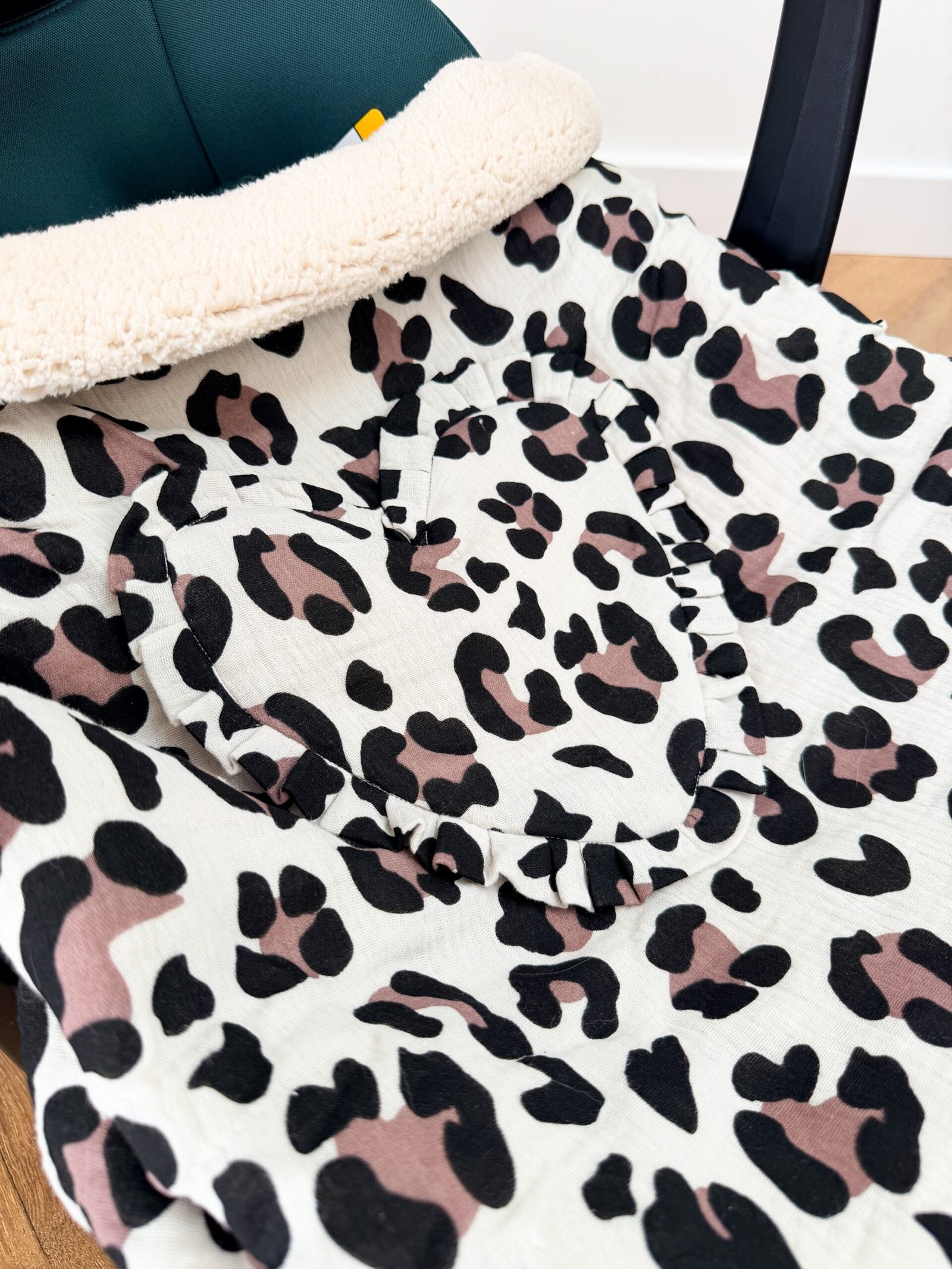 Couverture de cosy froufrou léopard félin