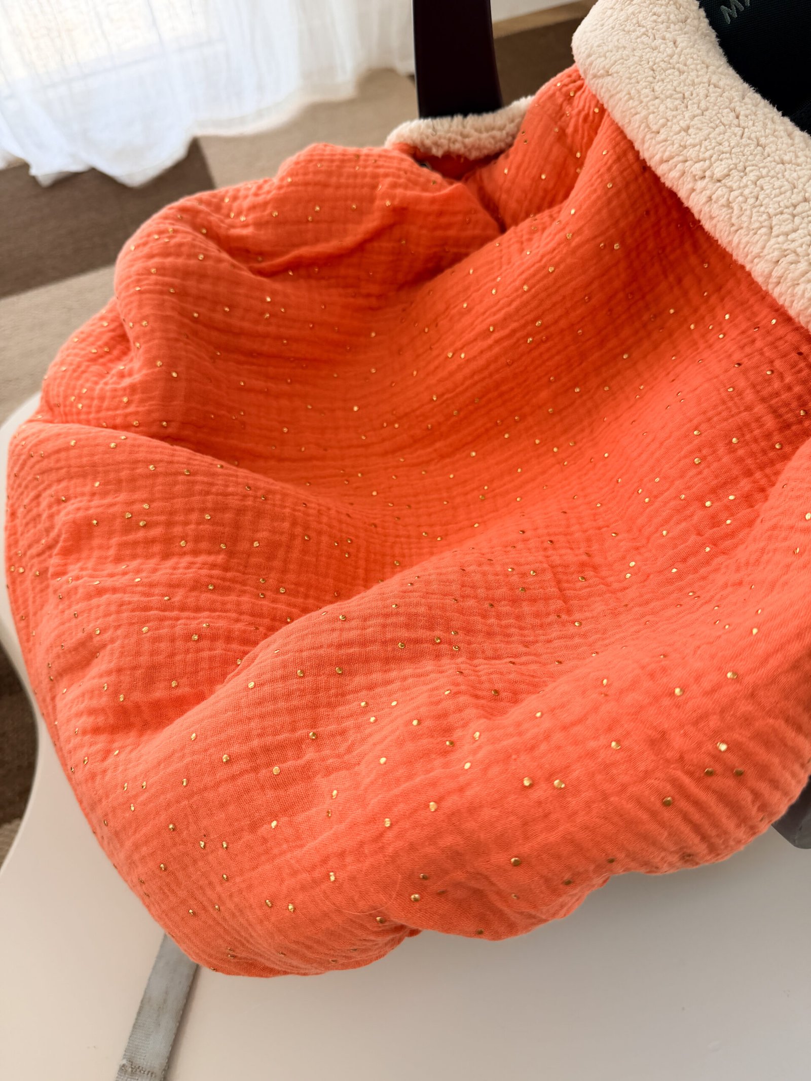 Couverture de cosy saumon pois doré – Image 2